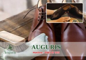 Xi đánh giày không chỉ giúp làm mới đôi giày mà còn bảo vệ bề mặt da khỏi những tác động của môi trường, đồng thời giữ giày luôn sáng bóng và bền đẹp.