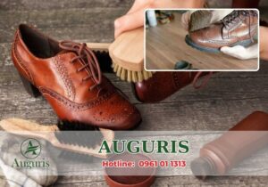 Xi đánh giày không chỉ giúp làm mới đôi giày mà còn bảo vệ bề mặt da khỏi những tác động của môi trường, đồng thời giữ giày luôn sáng bóng và bền đẹp.