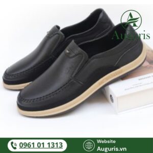 Giày lười nam hạn chế đổ mồ hôi nhờ chất liệu thông thoáng là giải pháp thông minh cho quý ông sống và làm việc trong khí hậu nóng ẩm.