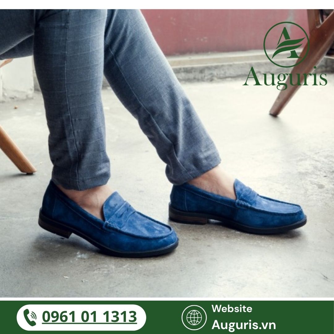 Trong số các item được yêu thích, giày lười nam trẻ trung theo phong cách Hàn Quốc nổi bật nhờ thiết kế tiện lợi, dễ phối đồ và vẫn đảm bảo vẻ ngoài lịch lãm.