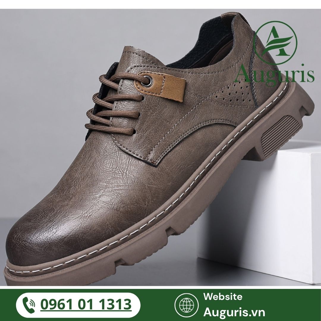 Trong thế giới thời trang nam, giày da nam cổ thấp luôn được xem là item linh hoạt, tiện dụng và không bao giờ lỗi mốt.