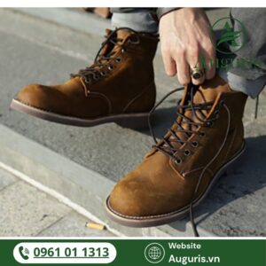 Với những người đàn ông thường xuyên phải di chuyển ngoài trời, đi làm, gặp khách hàng hay phượt đường dài, giày cao cổ nam chống nước là lựa chọn tối ưu.