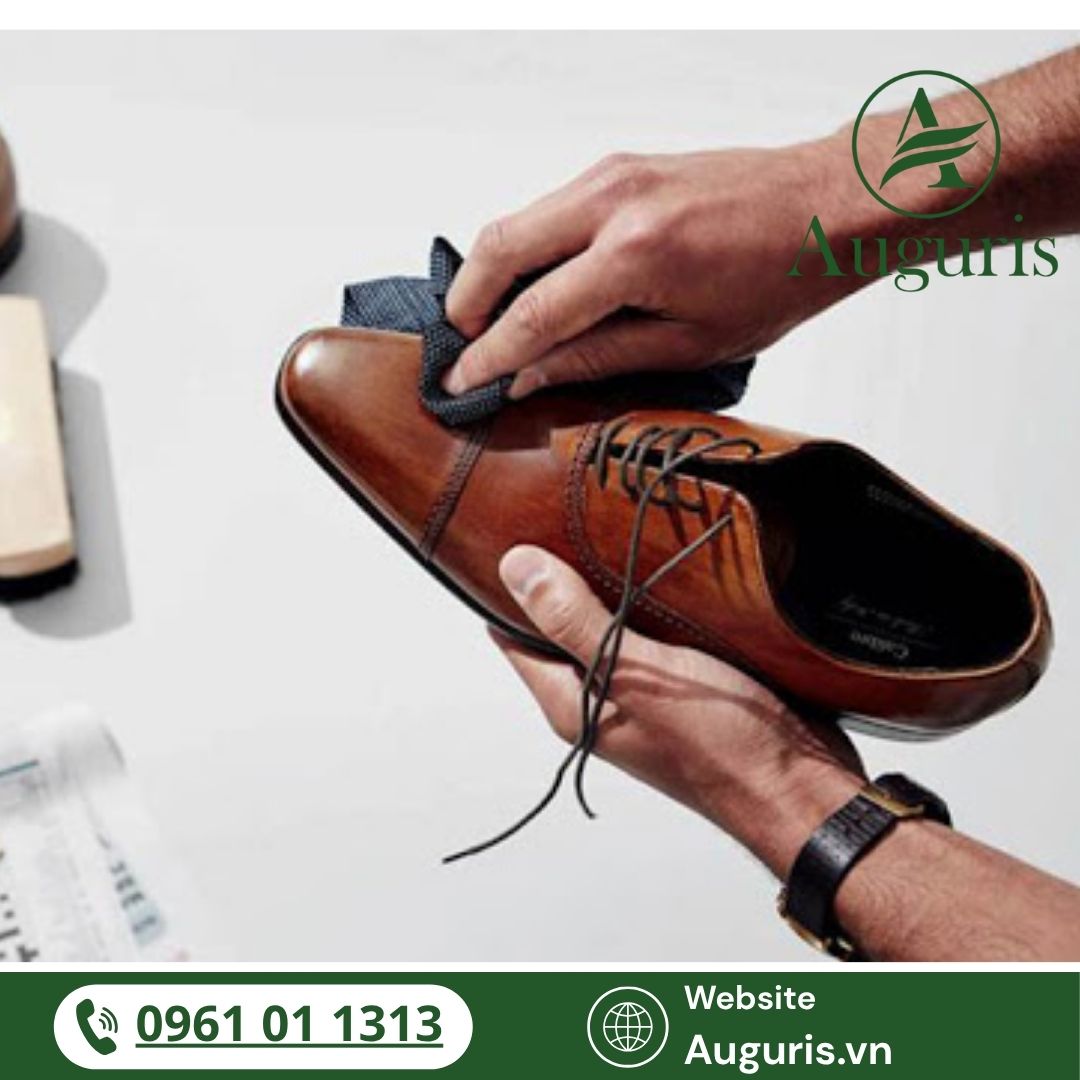 Một đôi giày tây nam đẹp cần không chỉ được chọn kỹ lưỡng khi mua mà còn phải chăm sóc đúng cách mỗi ngày.