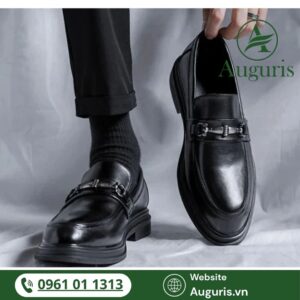 Giày lười nam dễ mang tiện lợi khi đi làm không chỉ là một giải pháp thông minh cho những người bận rộn mà còn là một bước tiến mới trong tư duy thời trang công sở