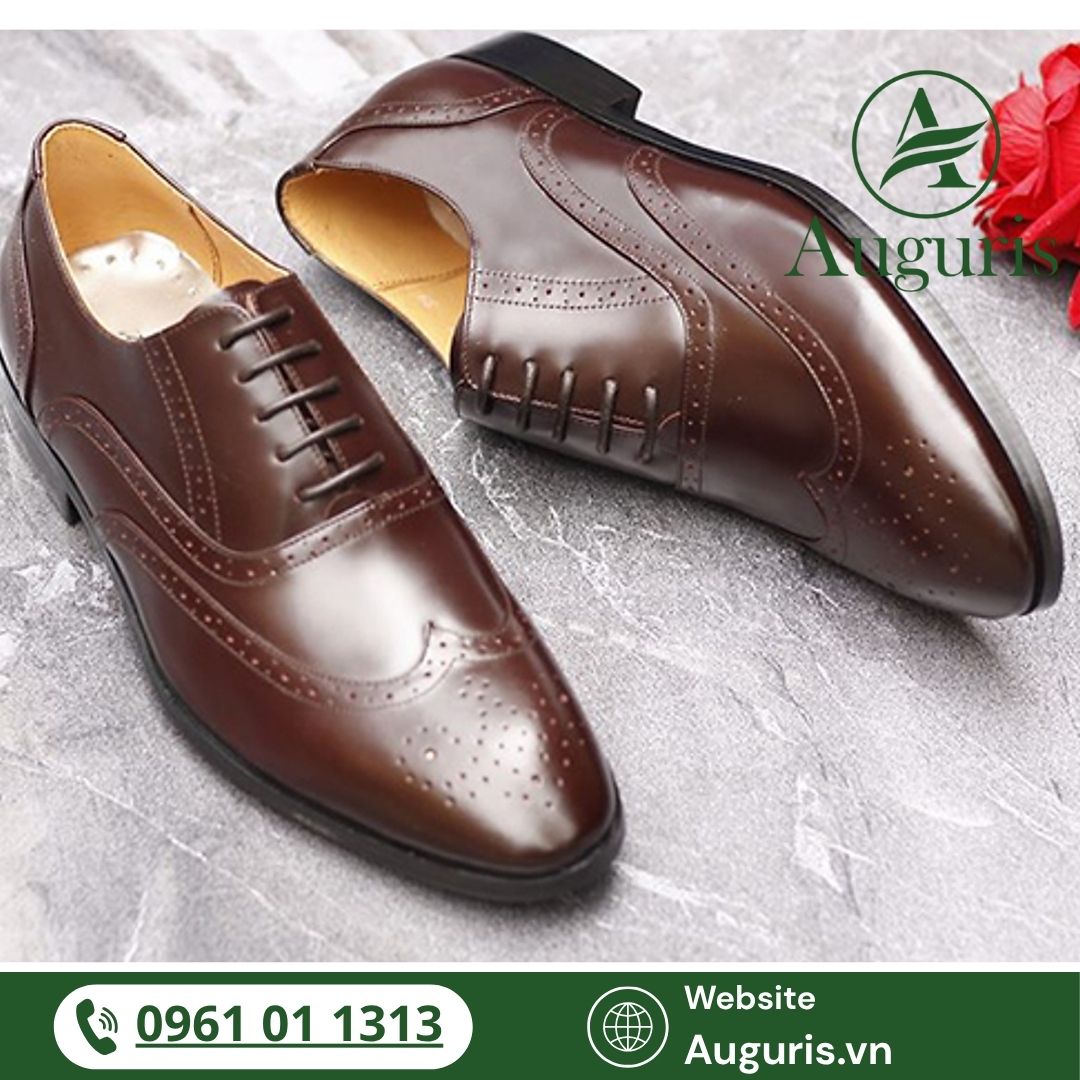 Với phái mạnh làm việc nơi công sở, một đôi giày da nam đế cao phong cách công sở không chỉ đơn thuần là món đồ thời trang mà còn là “trợ thủ đắc lực” giúp tăng chiều cao