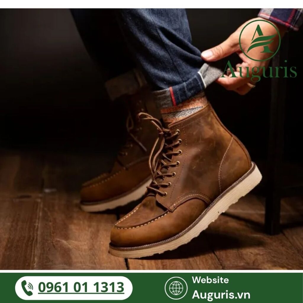 Giày cao cổ nam thời thượng đi mùa đông là sự kết hợp hoàn hảo giữa chức năng giữ ấm – chống thời tiết khắc nghiệt – và phong cách thời trang nam tính