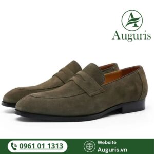 Một đôi giày lười da lộn nam phong cách mùa đông không chỉ giúp giữ ấm mà còn thể hiện phong cách thời trang tinh tế, sang trọng và trưởng thành.