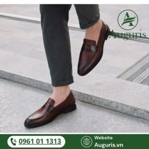 Chọn giày nam phù hợp cho mùa hè là yếu tố không chỉ giúp bạn trông sành điệu hơn mà còn ảnh hưởng trực tiếp đến sức khỏe đôi chân.