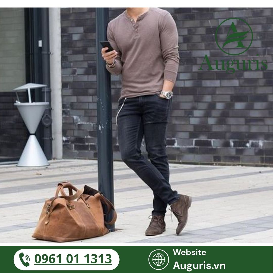 Khi nói đến phong cách mạnh mẽ và cá tính trong thời trang nam, không thể không nhắc đến những đôi giày cao cổ da thật.