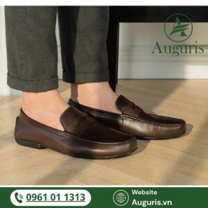 Đặc biệt, giày lười nam trẻ trung phối quần jean không chỉ giúp tạo hình ảnh năng động mà còn thể hiện gu thời trang hiện đại, linh hoạt của người mặc