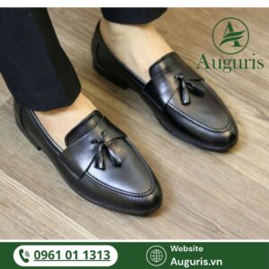 Giày lười nam trẻ trung cho dân công sở không chỉ là giải pháp tối ưu về sự tiện lợi mà còn là tuyên ngôn phong cách của phái mạnh hiện đại.