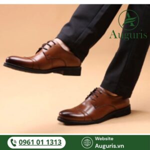 Một đôi giày tây nam đi tiệc cưới lịch sự, sang trọng không chỉ giúp bạn “ghi điểm” tuyệt đối về ngoại hình mà còn thể hiện sự tôn trọng với buổi lễ.