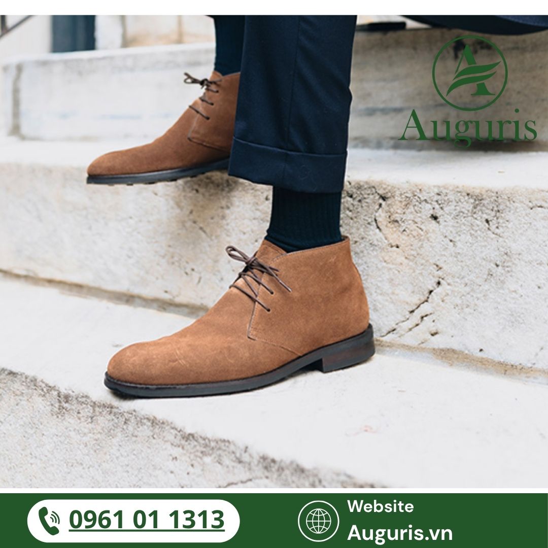 Giày cao cổ nam da lộn luôn là điểm nhấn sang trọng và tinh tế cho mọi outfit mùa đông.