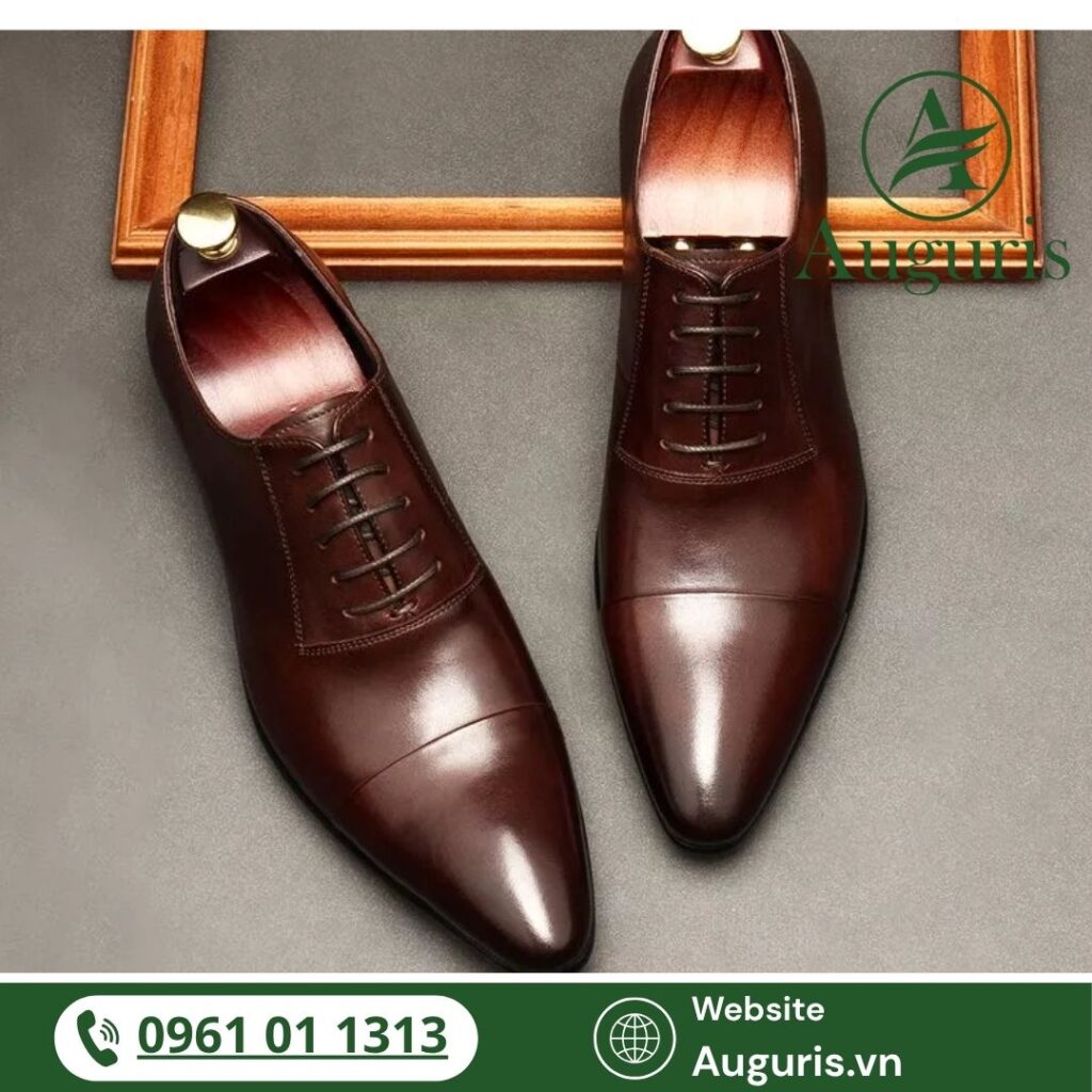 Giày tây nam lịch lãm là món phụ kiện quan trọng bậc nhất trong tủ đồ của mọi quý ông. Dù là đi làm, gặp đối tác hay dự tiệc, bạn đều có thể dễ dàng nâng tầm phong cách nếu biết cách phối đồ đúng chuẩn.