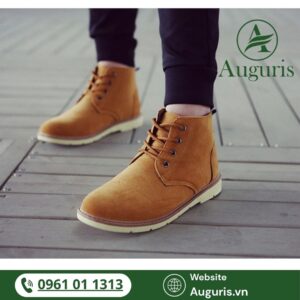 Giày cao cổ nam da lộn cho outfit mùa đông không chỉ giúp bạn giữ ấm, bảo vệ đôi chân trong những ngày lạnh giá mà còn là “vũ khí” thời trang tối thượng