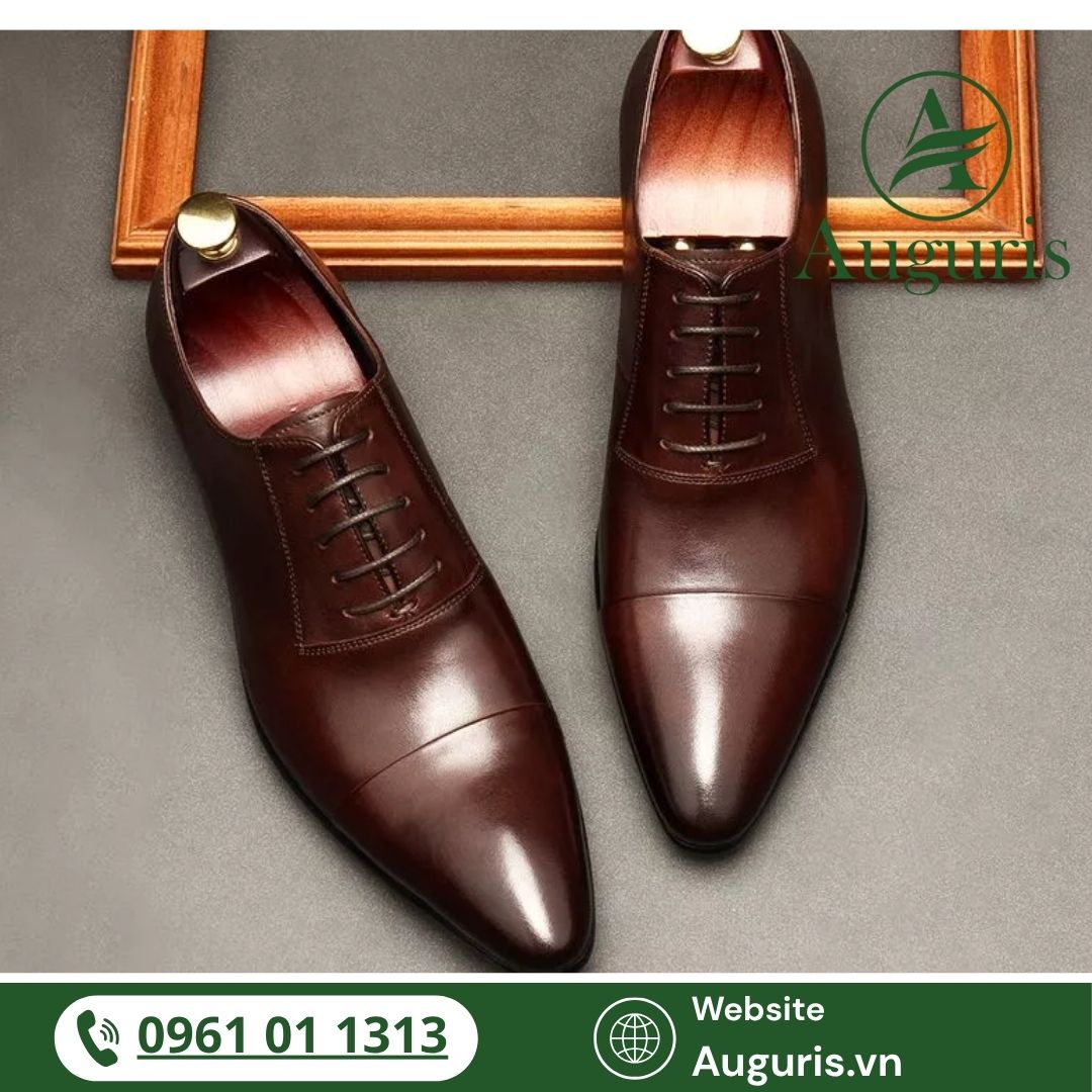 Giày tây nam lịch lãm là món phụ kiện quan trọng bậc nhất trong tủ đồ của mọi quý ông. Dù là đi làm, gặp đối tác hay dự tiệc, bạn đều có thể dễ dàng nâng tầm phong cách nếu biết cách phối đồ đúng chuẩn.