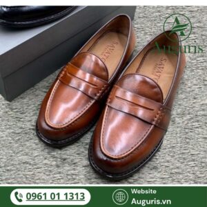 Giày lười nam thiết kế tiện dụng, dễ sử dụng chính là biểu tượng của phong cách sống tối giản, tinh tế và thực tế của đàn ông hiện đại.