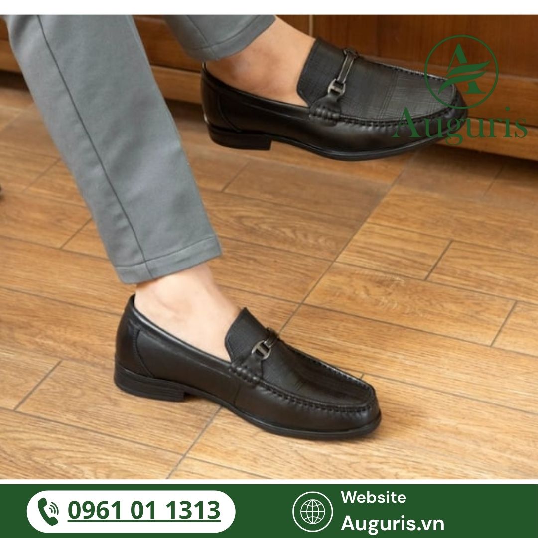 Giày lười nam công sở sang trọng, lịch thiệp là lựa chọn hoàn hảo cho những quý ông hiện đại đề cao cả phong cách cá nhân lẫn tính ứng dụng thực tế.