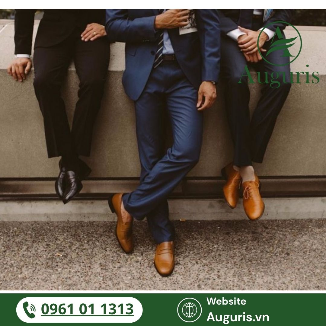 Một bộ vest dù may đo tinh tế đến đâu cũng không thể hoàn hảo nếu thiếu đi một đôi giày tây nam da thật phù hợp.