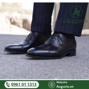 Giày tây nam da thật phối cùng vest sang trọng là công thức không bao giờ lỗi mốt để nâng tầm phong thái quý ông.