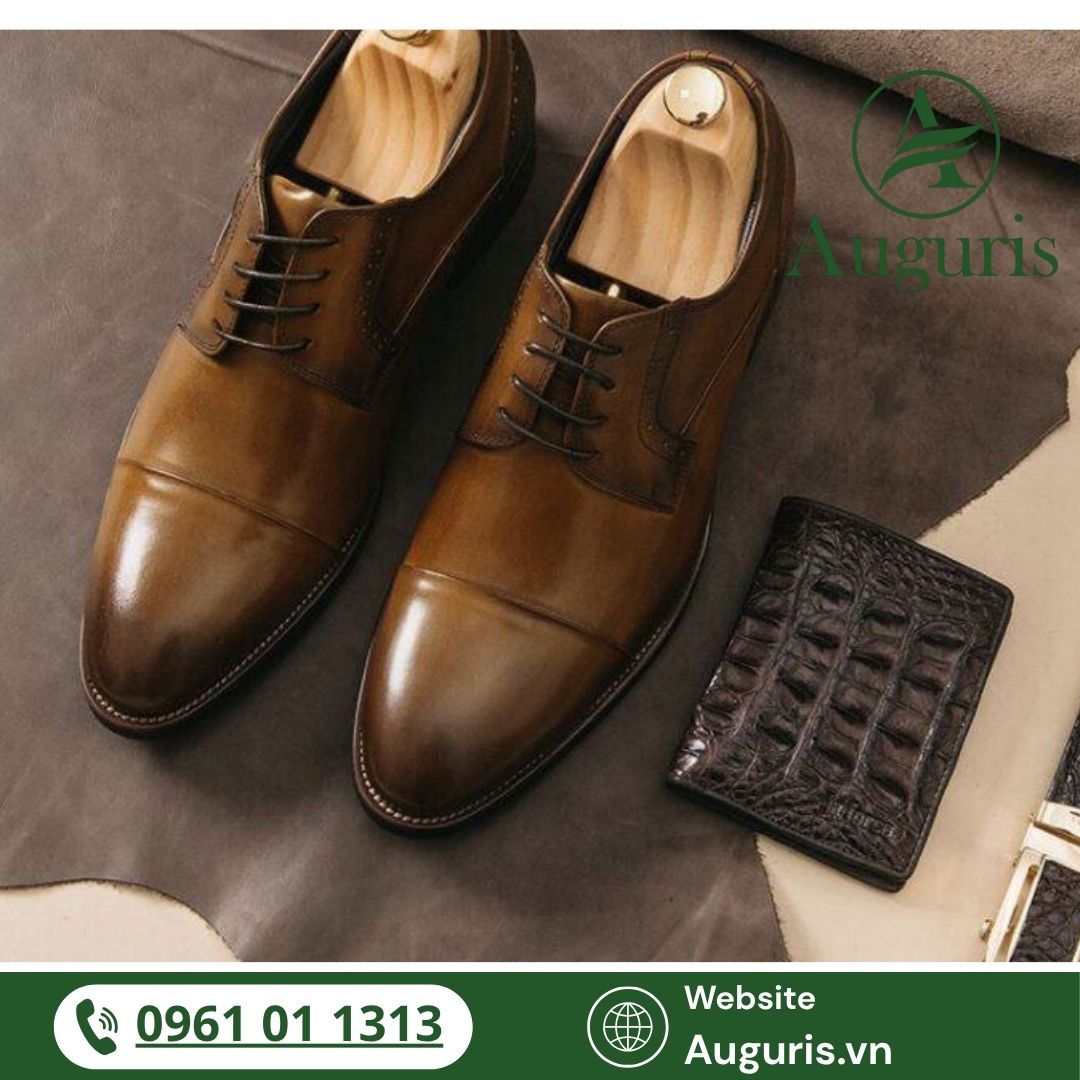 Dù là một buổi lễ quan trọng hay một dịp gặp gỡ mang tính quyết định, lựa chọn đúng đôi giày da nam sang trọng sẽ giúp bạn nâng tầm phong thái và tạo dấu ấn mạnh mẽ trong mắt người đối diện.