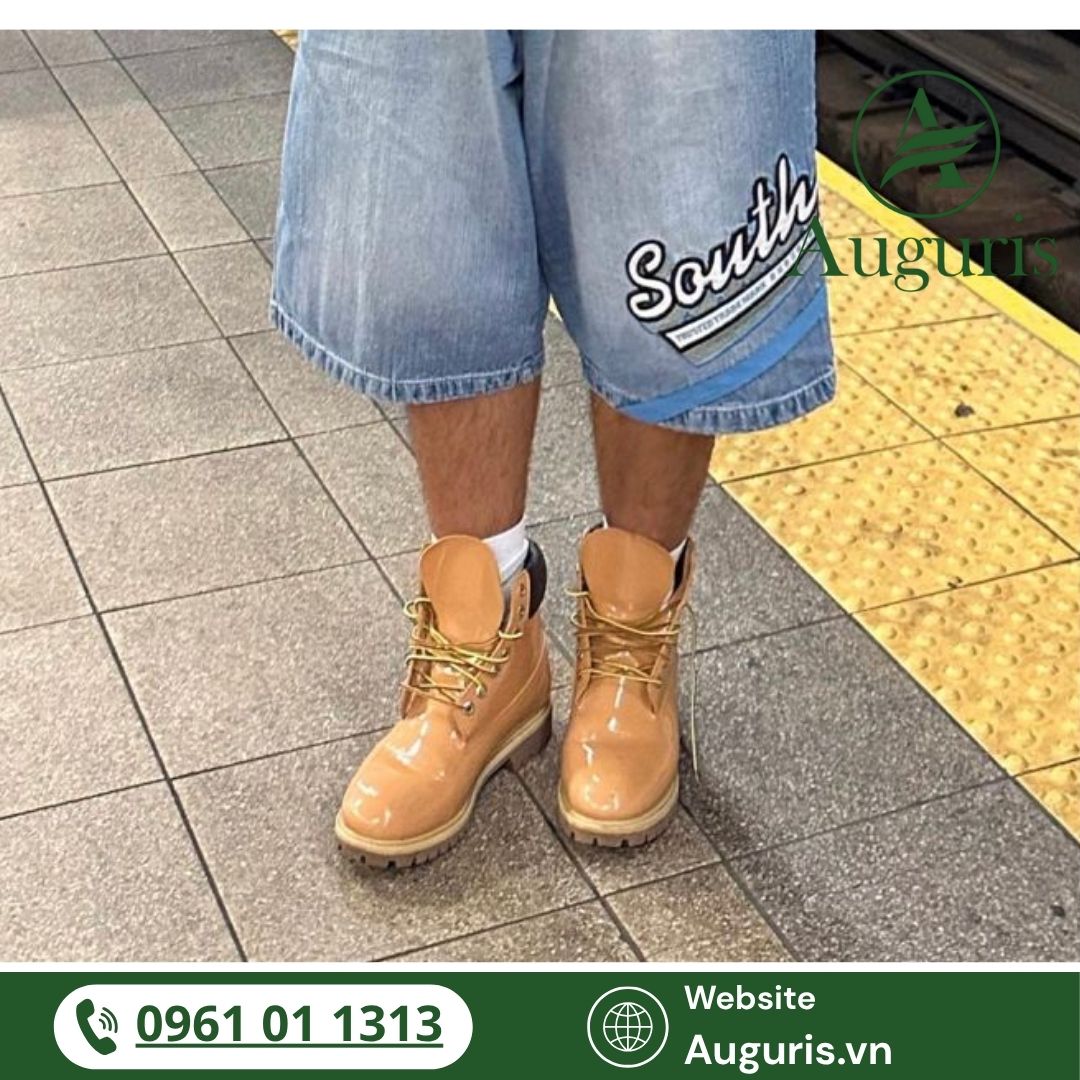 Giày cao cổ nam phối phong cách streetwear đã trở thành một biểu tượng không thể thiếu đối với những chàng trai yêu thích gu ăn mặc trẻ trung, phá cách và đậm chất đường phố.