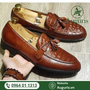 Một đôi giày lười nam da bò thật êm chân không chỉ giúp bạn bước đi tự tin nơi công sở, mà còn là biểu tượng cho sự chuyên nghiệp, phong cách và bản lĩnh đàn ông hiện đại.