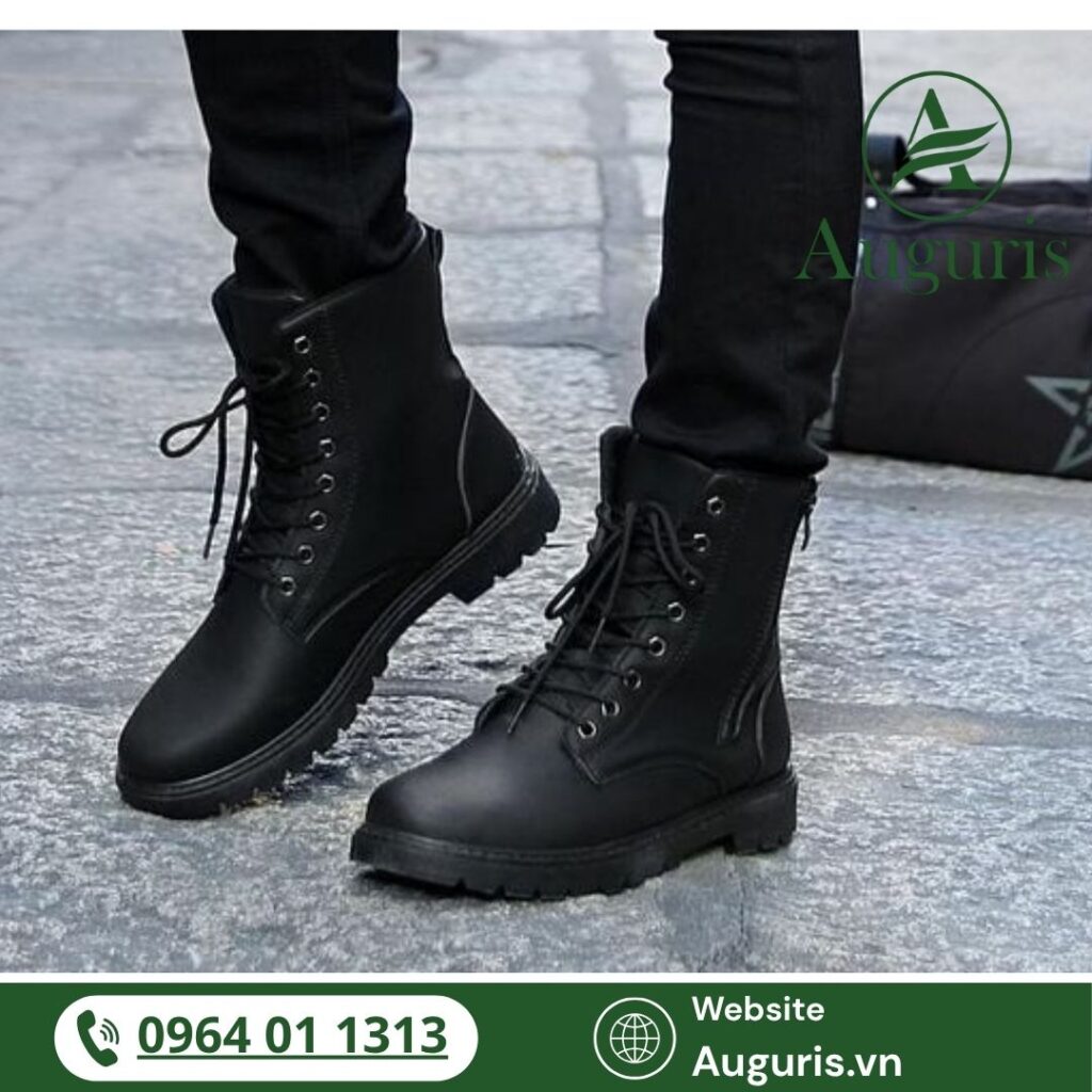 Phối giày cao cổ với quần jeans là lựa chọn không bao giờ lỗi mốt dành cho nam giới hiện đại.