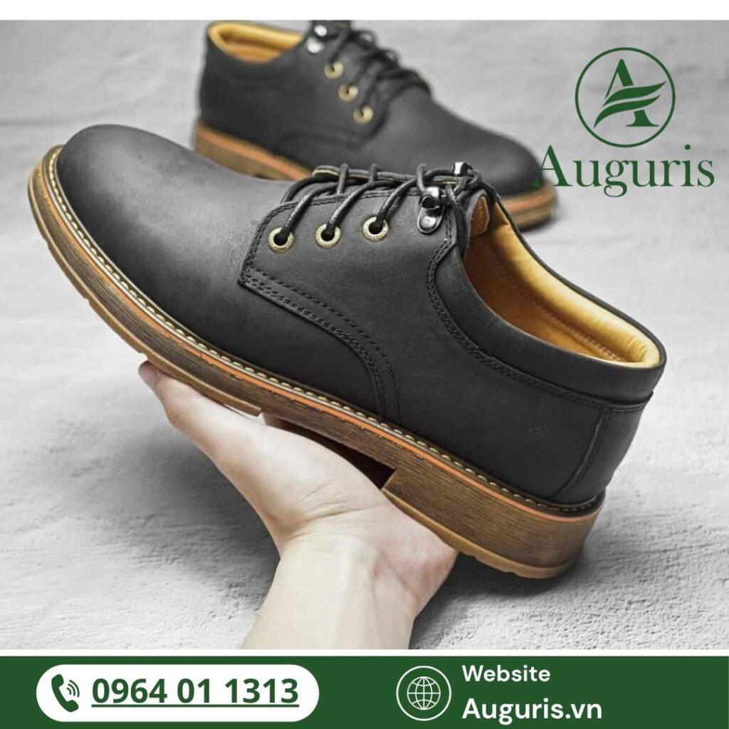Hãy cùng AUGURIS phân tích thật chi tiết từng loại chất liệu, từ đặc điểm, công dụng, đến gợi ý phối đồ, giúp bạn tự tin lựa chọn đôi giày xứng đáng để đầu tư dài lâu.