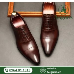 Trong thế giới thời trang nam 2025, không có món phụ kiện nào thể hiện được đẳng cấp, sự lịch lãm và cá tính mạnh mẽ như một đôi giày tây da bò chất lượng.