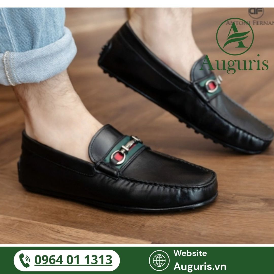 Giày lười nam (slip-on hoặc loafer) là loại giày không dây, có thể dễ dàng xỏ vào, tiện dụng và rất linh hoạt.
