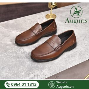 Giày lười nam là món đồ không thể thiếu nếu bạn muốn theo đuổi phong cách thời trang Hàn Quốc – nhẹ nhàng, thanh lịch nhưng đầy thu hút.