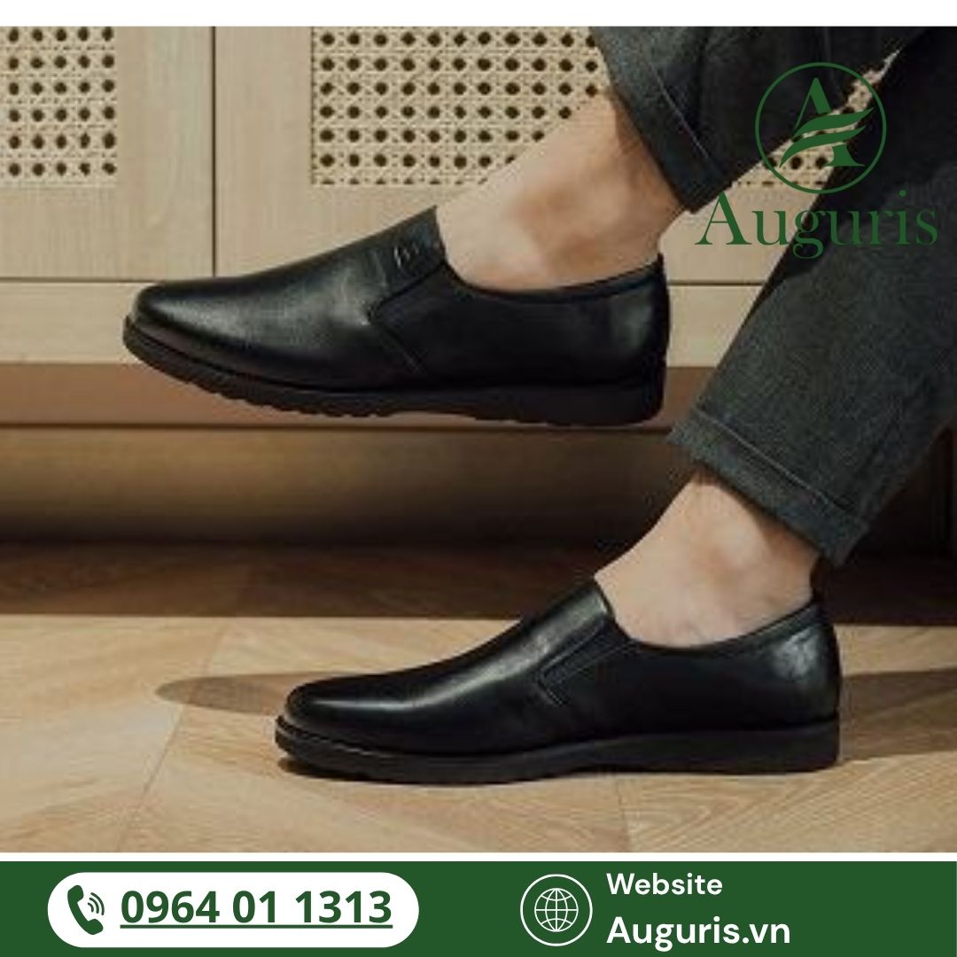 Một đôi giày tây nam đế thấp siêu nhẹ không chỉ giúp bạn tỏa sáng với phong cách lịch lãm, mà còn đảm bảo sự thoải mái tối đa trong từng bước đi.