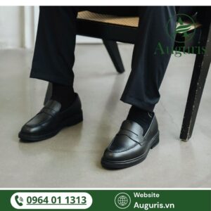 Một đôi giày lười nam phù hợp có thể nâng tầm phong cách của bạn trong mọi buổi tiệc – từ những sự kiện sang trọng đến các buổi gặp mặt nhẹ nhàng.