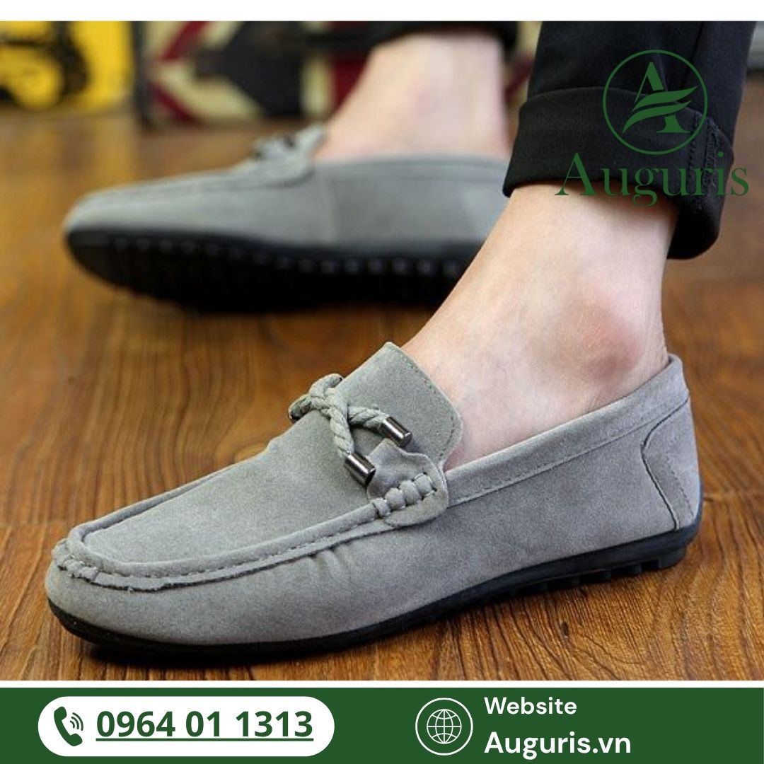 Với nam giới yêu thích sự lịch thiệp nhưng vẫn muốn thoải mái trong từng bước chân, giày lười luôn là lựa chọn hàng đầu.