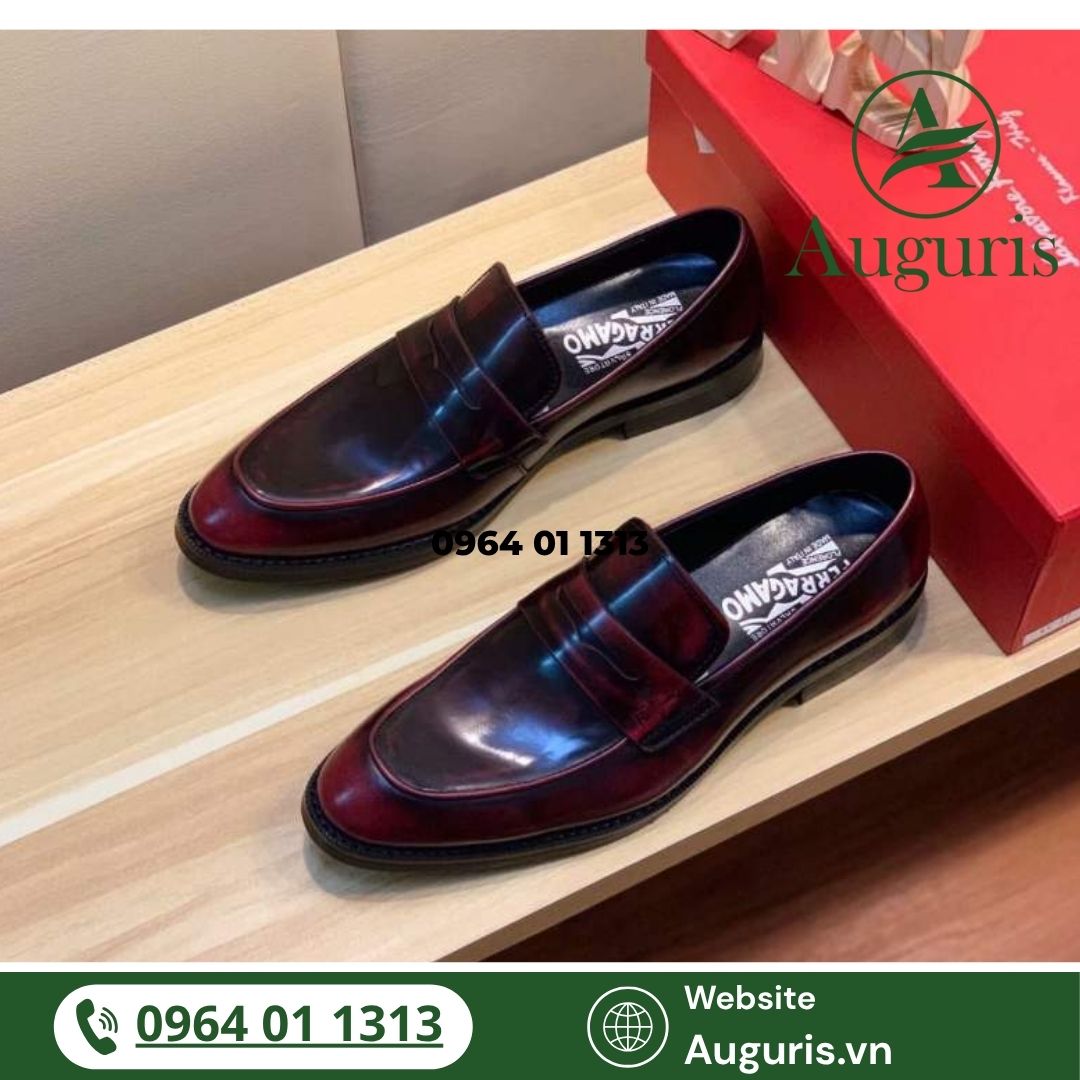Khác với giày buộc dây cổ điển như Oxford hay Derby, giày lười nam da bóng mang trong mình nét đẹp hiện đại, tinh gọn nhưng vẫn rất sang trọng.