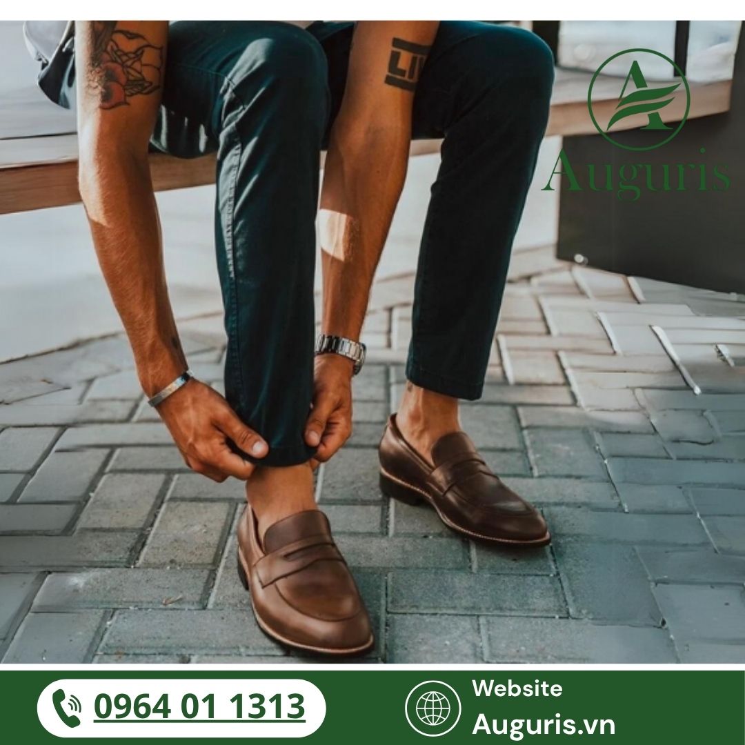 Nếu bạn là người yêu thích sự đơn giản nhưng tinh tế, chắc hẳn bạn đã từng sở hữu ít nhất một chiếc quần chinos và một đôi giày lười nam.