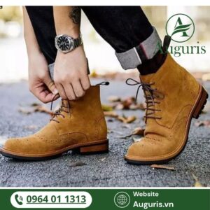 Giày cao cổ nam hoàn toàn có thể đi làm, nếu bạn biết chọn đúng kiểu dáng, phối đồ hợp lý và phù hợp với văn hóa công sở nơi mình làm việc.