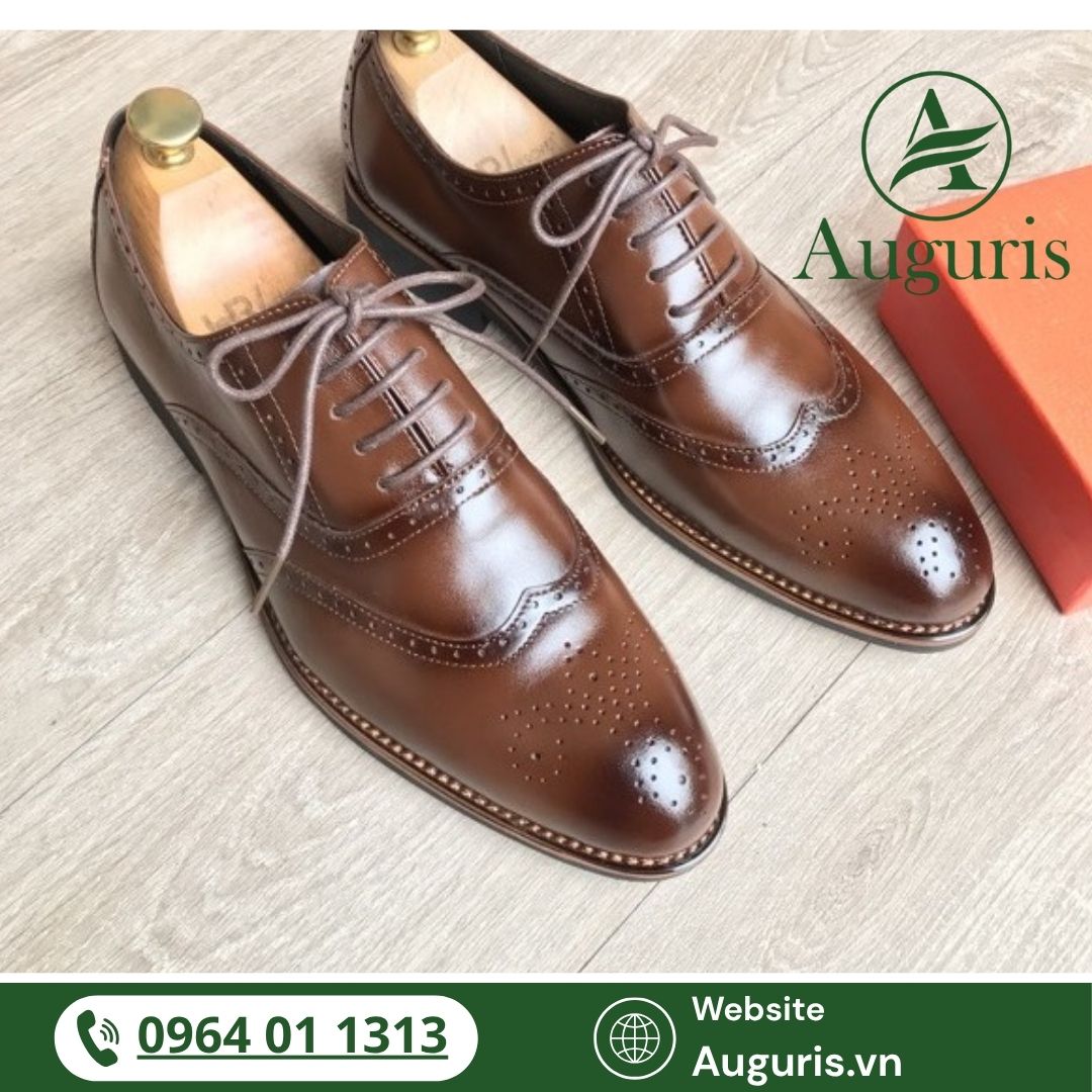 Vậy làm sao để phân biệt giày Oxford và Derby một cách dễ hiểu, nhanh chóng và chính xác nhất? Trong bài viết sau, AUGURIS sẽ mang đến cho bạn hướng dẫn chi tiết, trực quan và dễ nhớ, giúp bạn chọn được đôi giày chuẩn gu, đúng hoàn cảnh và nâng tầm phong cách cá nhân.