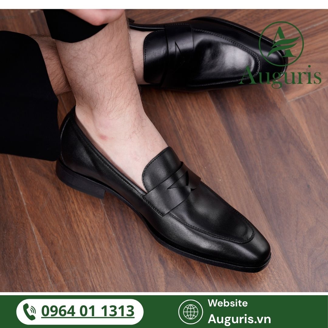 Trong thị trường giày da nam hiện đại, khi bạn đứng giữa hàng trăm lựa chọn – từ những đôi giày sản xuất thủ công (handmade) đến những sản phẩm chế tác bằng dây chuyền hiện đại (giày công nghệ), một câu hỏi thường được đặt ra là: Giày tây nam handmade và giày công nghệ – loại nào tốt hơn?
