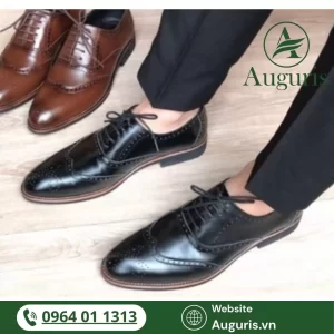 Việc sở hữu 2-3 màu giày cơ bản như đen, nâu và burgundy trong tủ giày không chỉ giúp bạn phối đồ linh hoạt, mà còn thể hiện sự đầu tư nghiêm túc vào hình ảnh cá nhân, điều mà bất kỳ quý ông nào ở môi trường công sở hiện đại đều nên có.