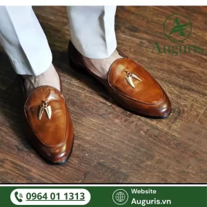 Giày nam cao cấp hàng hiệu – Thể hiện đẳng cấp phái mạnh không đơn thuần là một đôi giày để đi lại, mà còn là biểu tượng của vị thế, sự chỉn chu và phong cách sống của người đàn ông hiện đại.