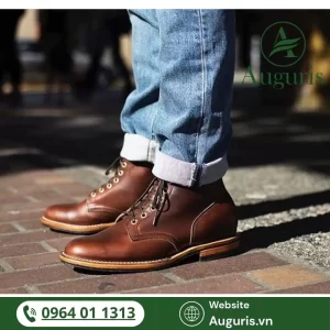 Hãy đầu tư đúng vào những đôi boot da thật, thiết kế chuẩn form, và đừng ngần ngại tìm đến những thương hiệu chuyên nghiệp như Auguris để được tư vấn đầy đủ từ chất liệu đến cách phối đồ cho từng dịp.