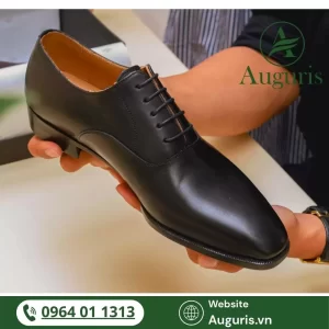 Dù bạn là doanh nhân, nhân viên văn phòng, nhà thiết kế hay lãnh đạo, hãy để đôi giày tây thay bạn kể câu chuyện về đẳng cấp, gu thẩm mỹ và sự chuẩn bị chỉn chu.