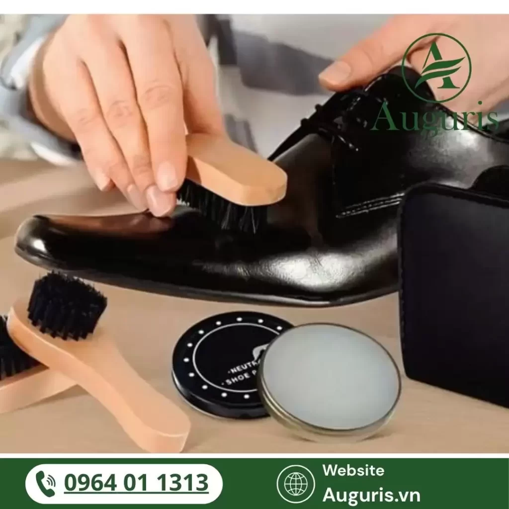 Một đôi giày được chăm sóc kỹ sẽ luôn trả lại cho bạn vẻ ngoài bóng bẩy, tinh tế và vững bước trên mọi chặng đường thành công.