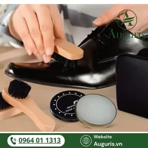 Một đôi giày được chăm sóc kỹ sẽ luôn trả lại cho bạn vẻ ngoài bóng bẩy, tinh tế và vững bước trên mọi chặng đường thành công.