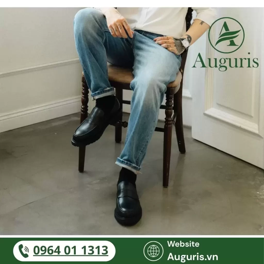 Giày công sở nam kết hợp với quần tây, quần jean không chỉ là xu hướng, mà còn là lựa chọn thông minh cho những quý ông hiện đại, biết biến tấu phong cách theo hoàn cảnh