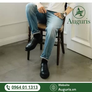 Giày công sở nam kết hợp với quần tây, quần jean không chỉ là xu hướng, mà còn là lựa chọn thông minh cho những quý ông hiện đại, biết biến tấu phong cách theo hoàn cảnh