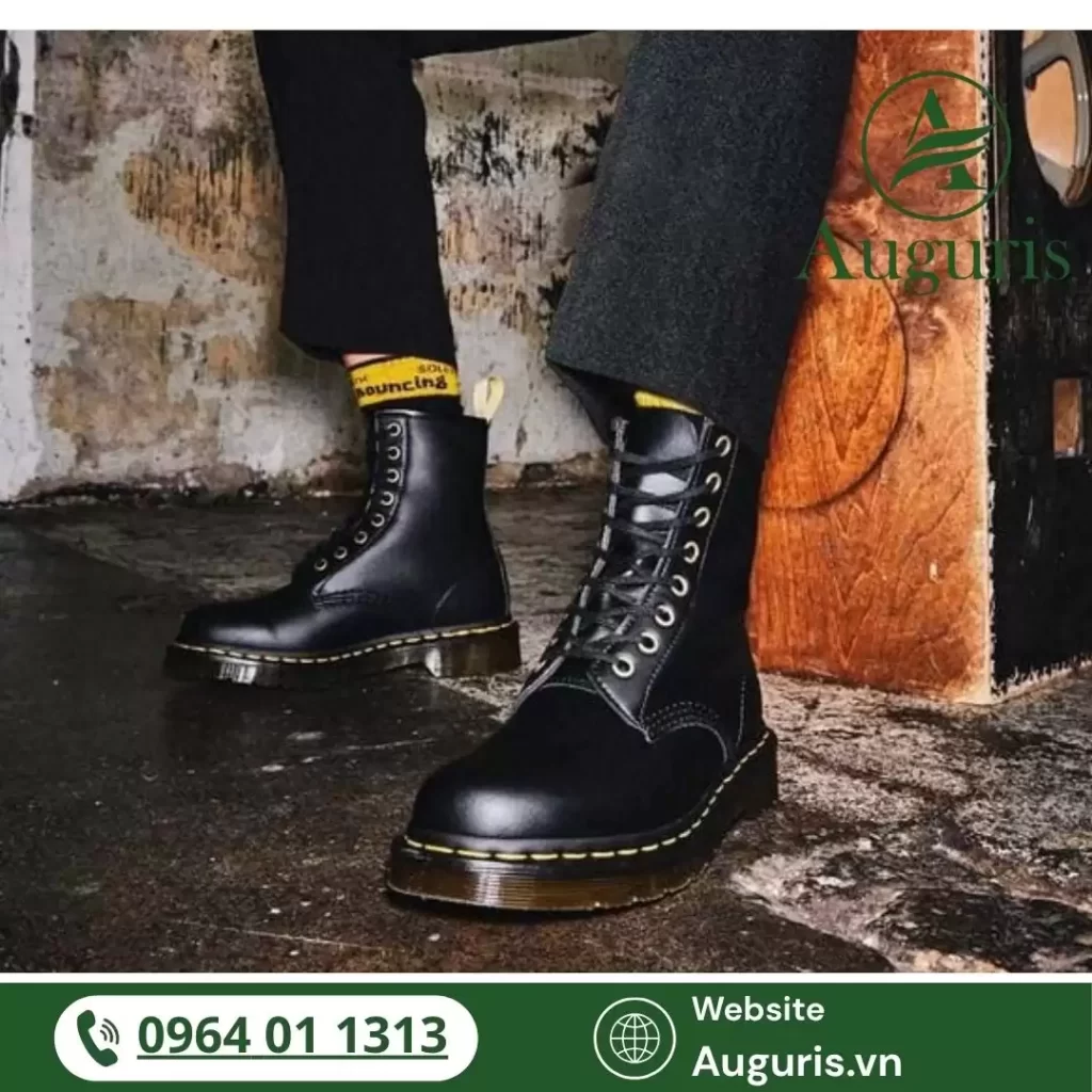 Giày boot nam cao cấp – lựa chọn hoàn hảo cho mùa lạnh – không chỉ vì sự ấm áp, tiện dụng mà còn vì vẻ ngoài mạnh mẽ, cá tính và sang trọng mà nó mang lại.