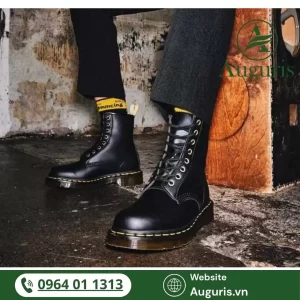 Giày boot nam cao cấp – lựa chọn hoàn hảo cho mùa lạnh – không chỉ vì sự ấm áp, tiện dụng mà còn vì vẻ ngoài mạnh mẽ, cá tính và sang trọng mà nó mang lại.